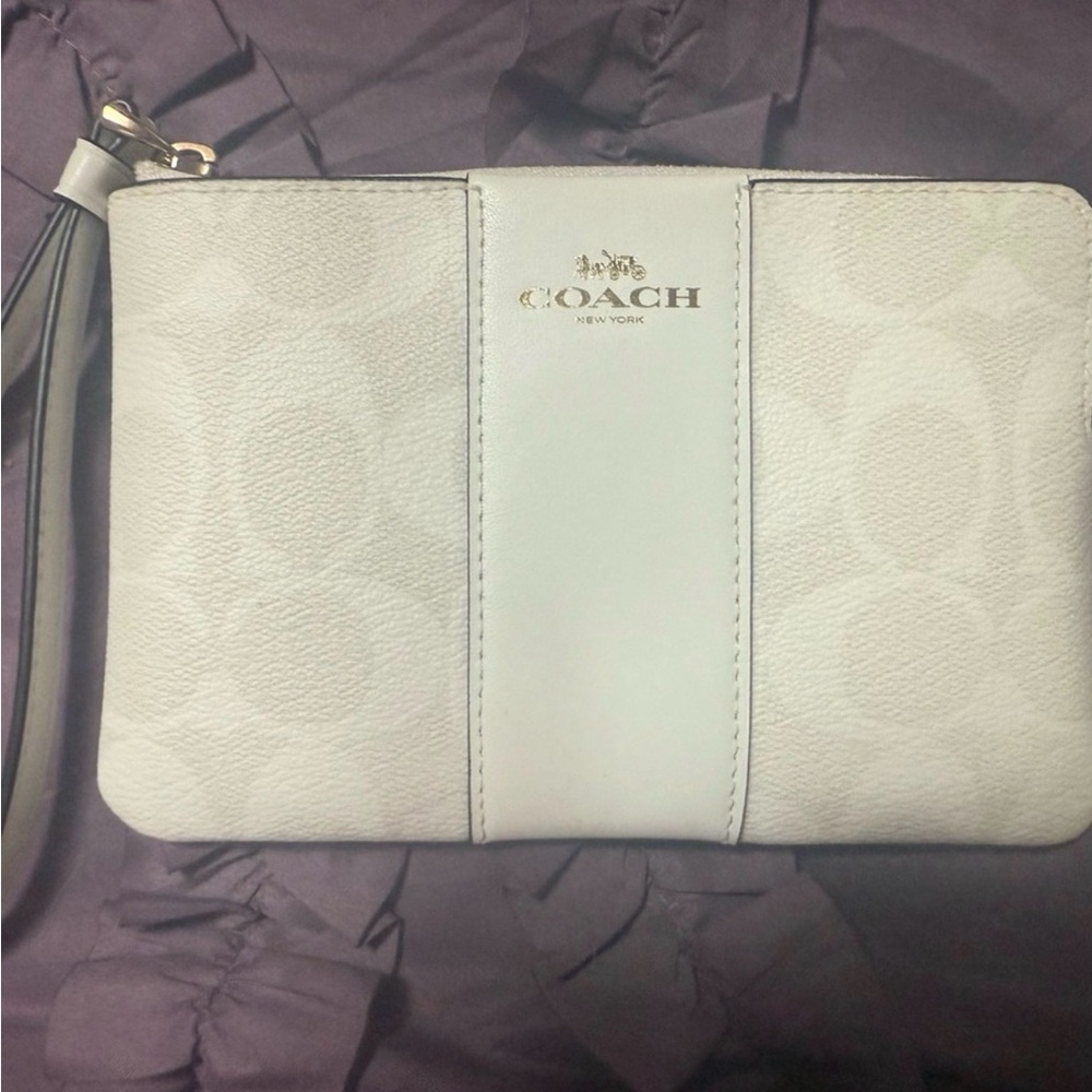🦋NEW 🦋 Coach Medium White Signature Wristlet